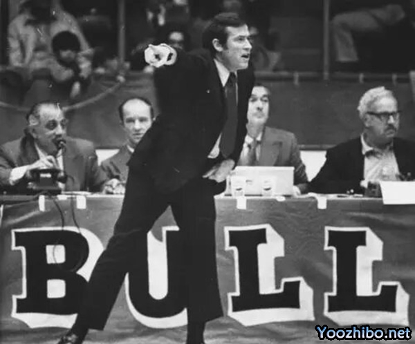 1970-71赛季,迪克-莫塔如何引领芝加哥<a href=/lanqiu_jingcai/bulls/ target=_blank class=infotextkey>公牛</a>队逆袭,揽获最佳教练殊荣